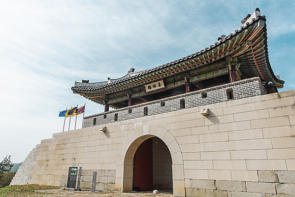 포토 JPG 주간 구름 하늘 풍경 사람없음 야외 관광지 문화재 깃발 산성 김포 국내포토 자연요소 건축물 여행 경기도 파일형식