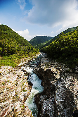 포토 JPG 주간 구름 하늘 산 풍경 사람없음 야외 계곡 숲 강원도 양구 비무장지대 국내포토 자연요소 한국 파일형식