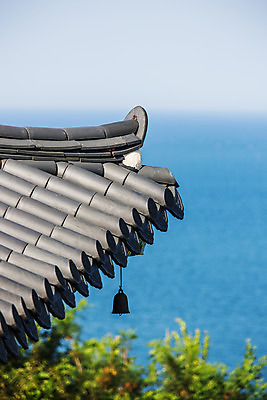 포토 JPG 주간 풍경 사람없음 야외 아웃포커스 사찰 강원도 동해 기와지붕 낙산사 양양군 풍경종 국내포토 자연요소 바다 종교건축 지붕 한국 촬영기법 기와 종 양양 파일형식