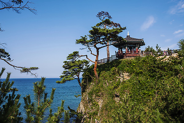 포토 JPG 주간 구름 하늘 풍경 사람없음 야외 소나무 사찰 정자 강원도 동해 낙산사 양양군 국내포토 자연요소 나무 건축물 바다 종교건축 한국 양양 파일형식
