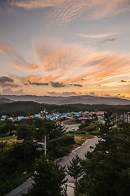 포토 JPG 나무 구름 하늘 산 풍경 사람없음 일몰 강원도 어촌 양양군 국내포토 자연요소 식물 한국 노을 시골 파일형식