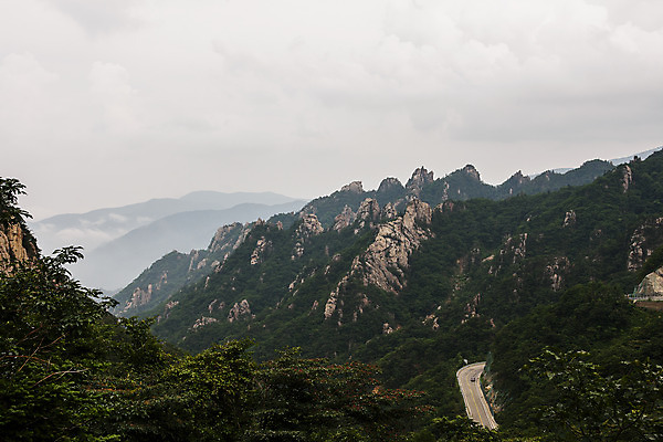 포토 JPG 주간 구름 도로 하늘 국립공원 풍경 사람없음 야외 강원도 설악산 양양군 산맥 국내포토 자연요소 공원 길 교통시설 산 한국 인제 파일형식