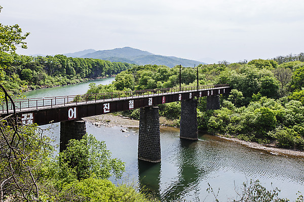 포토 JPG 주간 산 풍경 사람없음 야외 기찻길 숲 강원도 철교 철원 국내포토 자연요소 한국 다리_건축물 파일형식