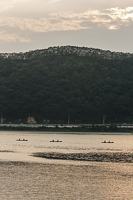 포토 JPG 주간 나무 구름 하늘 산 풍경 사람없음 야외 카누 강원도 춘천 소양강 국내포토 자연요소 식물 한국 강 수상스포츠 파일형식