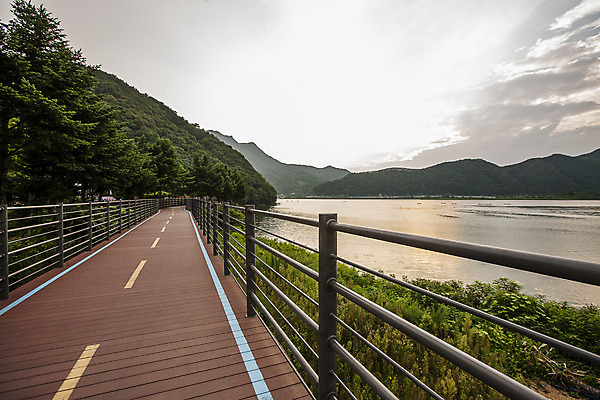 포토 JPG 구름 하늘 산 풍경 사람없음 울타리 강원도 자전거길 춘천 소양강 국내포토 자연요소 길 한국 담장 강 파일형식