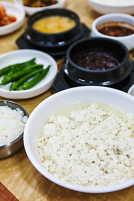 포토 JPG 고추 실내 사람없음 아웃포커스 뚝배기 강원도 콩요리 나무탁자 손두부 순두부 태백 국내포토 음식 채소 탁자 한국 촬영기법 내부 파일형식