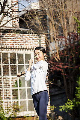 포토 JPG 우먼라이프 여자 아침 한명 미소 상반신 20대 성인 취미 야외 옆모습 운동복 운동 뷰티 건강관리 스트레칭 한국인 아침운동 의료성형뷰티 성인여자한명만 국내포토 주간 1 라이프스타일 옷 뷰포인트 표정 건강 관리 사람 동양인 청년 여자한명만 성인여자만 파일형식