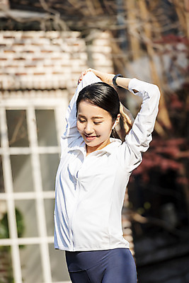 포토 JPG 우먼라이프 여자 아침 한명 미소 상반신 20대 성인 취미 야외 옆모습 운동복 운동 뷰티 건강관리 스트레칭 한국인 아침운동 의료성형뷰티 성인여자한명만 국내포토 주간 1 라이프스타일 옷 뷰포인트 표정 건강 관리 사람 동양인 청년 여자한명만 성인여자만 파일형식