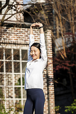 포토 JPG 우먼라이프 여자 아침 한명 미소 상반신 20대 성인 취미 야외 옆모습 운동복 운동 뷰티 건강관리 눈감음 스트레칭 한국인 아침운동 의료성형뷰티 성인여자한명만 국내포토 주간 1 라이프스타일 옷 뷰포인트 모션 표정 건강 관리 사람 동양인 청년 여자한명만 성인여자만 파일형식