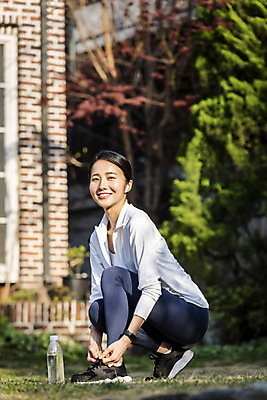 포토 JPG 전신 우먼라이프 응시 여자 아침 한명 미소 20대 성인 취미 야외 옆모습 운동복 운동 뷰티 건강관리 한국인 생수 웅크림 신발끈묶기 아침운동 의료성형뷰티 성인여자한명만 국내포토 주간 1 라이프스타일 시선 옷 뷰포인트 모션 표정 건강 관리 사람 동양인 청년 묶기 물병 신발끈 여자한명만 성인여자만 파일형식