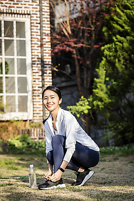 포토 JPG 전신 우먼라이프 응시 여자 아침 한명 미소 20대 성인 취미 야외 옆모습 운동복 운동 뷰티 건강관리 한국인 생수 웅크림 신발끈묶기 아침운동 의료성형뷰티 성인여자한명만 국내포토 주간 1 라이프스타일 시선 옷 뷰포인트 모션 표정 건강 관리 사람 동양인 청년 묶기 물병 신발끈 여자한명만 성인여자만 파일형식