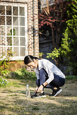 포토 JPG 전신 우먼라이프 응시 여자 아침 한명 20대 성인 취미 야외 옆모습 운동복 운동 뷰티 건강관리 한국인 생수 웅크림 신발끈묶기 아침운동 의료성형뷰티 성인여자한명만 국내포토 주간 1 라이프스타일 시선 옷 뷰포인트 모션 건강 관리 사람 동양인 청년 묶기 물병 신발끈 여자한명만 성인여자만 파일형식