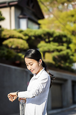 포토 JPG 우먼라이프 응시 여자 아침 한명 미소 들기 상반신 20대 성인 취미 야외 옆모습 아웃포커스 운동복 운동 뷰티 건강관리 한국인 생수 아침운동 스마트워치 의료성형뷰티 성인여자한명만 국내포토 주간 1 라이프스타일 시선 옷 뷰포인트 모션 촬영기법 표정 건강 관리 사람 동양인 청년 스마트기기 물병 웨어러블 여자한명만 성인여자만 파일형식