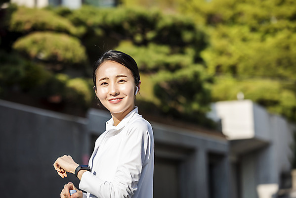 포토 JPG 우먼라이프 여자 아침 한명 상반신 20대 성인 취미 야외 옆모습 아웃포커스 운동복 운동 뷰티 건강관리 한국인 러닝 아침운동 의료성형뷰티 성인여자한명만 국내포토 주간 1 라이프스타일 옷 뷰포인트 촬영기법 건강 관리 사람 동양인 청년 여자한명만 성인여자만 파일형식