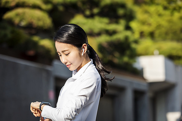 포토 JPG 우먼라이프 여자 아침 한명 상반신 20대 성인 취미 야외 옆모습 아웃포커스 운동복 운동 뷰티 건강관리 한국인 아침운동 스마트워치 의료성형뷰티 성인여자한명만 국내포토 주간 1 라이프스타일 옷 뷰포인트 촬영기법 건강 관리 사람 동양인 청년 스마트기기 웨어러블 여자한명만 성인여자만 파일형식