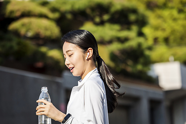 포토 JPG 우먼라이프 여자 아침 한명 상반신 20대 성인 취미 야외 옆모습 아웃포커스 운동복 운동 뷰티 건강관리 한국인 생수 물마시기 아침운동 의료성형뷰티 성인여자한명만 국내포토 주간 1 라이프스타일 옷 뷰포인트 촬영기법 건강 관리 사람 동양인 청년 마시기 물병 여자한명만 성인여자만 파일형식