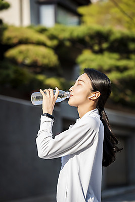 포토 JPG 우먼라이프 여자 아침 한명 상반신 20대 성인 취미 야외 옆모습 아웃포커스 운동복 운동 뷰티 건강관리 한국인 생수 물마시기 아침운동 의료성형뷰티 성인여자한명만 국내포토 주간 1 라이프스타일 옷 뷰포인트 촬영기법 건강 관리 사람 동양인 청년 마시기 물병 여자한명만 성인여자만 파일형식