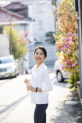 포토 JPG 우먼라이프 응시 여자 아침 한명 미소 들기 상반신 20대 성인 취미 야외 옆모습 아웃포커스 운동복 운동 뷰티 건강관리 한국인 생수 아침운동 의료성형뷰티 성인여자한명만 국내포토 주간 1 라이프스타일 시선 옷 뷰포인트 모션 촬영기법 표정 건강 관리 사람 동양인 청년 물병 여자한명만 성인여자만 파일형식