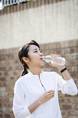 포토 JPG 우먼라이프 여자 아침 한명 들기 상반신 20대 성인 취미 야외 옆모습 운동복 운동 뷰티 건강관리 한국인 생수 물마시기 아침운동 의료성형뷰티 성인여자한명만 국내포토 주간 1 라이프스타일 옷 뷰포인트 모션 건강 관리 사람 동양인 청년 마시기 물병 여자한명만 성인여자만 파일형식