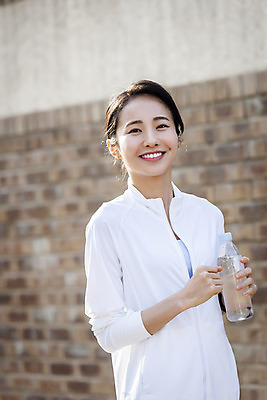포토 JPG 우먼라이프 응시 여자 아침 한명 미소 들기 상반신 20대 성인 취미 야외 앞모습 운동복 운동 뷰티 건강관리 한국인 생수 러닝 아침운동 의료성형뷰티 성인여자한명만 국내포토 주간 1 라이프스타일 시선 옷 뷰포인트 모션 표정 건강 관리 사람 동양인 청년 물병 여자한명만 성인여자만 파일형식