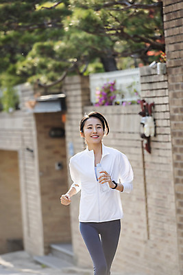 포토 JPG 우먼라이프 여자 아침 한명 미소 들기 상반신 20대 성인 취미 야외 앞모습 운동복 달리기 운동 뷰티 건강관리 한국인 생수 러닝 아침운동 의료성형뷰티 성인여자한명만 국내포토 주간 1 라이프스타일 옷 뷰포인트 모션 표정 건강 관리 사람 동양인 청년 물병 여자한명만 성인여자만 파일형식