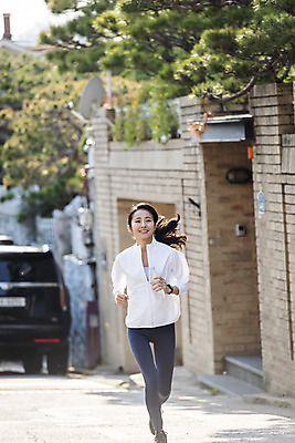 포토 JPG 전신 우먼라이프 여자 아침 한명 미소 들기 20대 성인 취미 야외 앞모습 운동복 달리기 운동 뷰티 건강관리 한국인 생수 러닝 아침운동 의료성형뷰티 성인여자한명만 국내포토 주간 1 라이프스타일 옷 뷰포인트 모션 표정 건강 관리 사람 동양인 청년 물병 여자한명만 성인여자만 파일형식