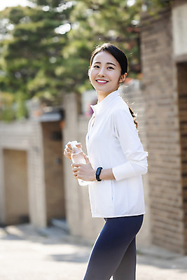 포토 JPG 우먼라이프 응시 여자 아침 한명 미소 들기 상반신 20대 성인 취미 야외 옆모습 아웃포커스 운동복 운동 뷰티 건강관리 한국인 뒤돌아보기 생수 러닝 아침운동 의료성형뷰티 성인여자한명만 국내포토 주간 1 라이프스타일 시선 옷 뷰포인트 모션 촬영기법 표정 건강 관리 사람 동양인 청년 물병 여자한명만 성인여자만 파일형식
