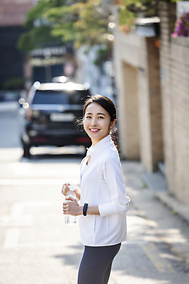 포토 JPG 우먼라이프 응시 여자 아침 한명 미소 들기 상반신 20대 성인 취미 야외 옆모습 아웃포커스 운동복 운동 뷰티 건강관리 한국인 뒤돌아보기 생수 러닝 아침운동 의료성형뷰티 성인여자한명만 국내포토 주간 1 라이프스타일 시선 옷 뷰포인트 모션 촬영기법 표정 건강 관리 사람 동양인 청년 물병 여자한명만 성인여자만 파일형식