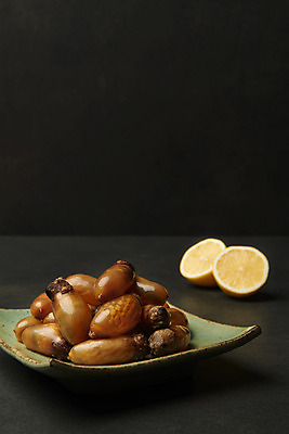 포토 JPG 스튜디오촬영 접시 검은배경 실내 사람없음 아웃포커스 쌓기 봄 레몬 해산물 미더덕 제철음식 국내포토 식기 계절 음식 백그라운드 과일 모션 촬영기법 내부 검은색 수중동물 제철 파일형식