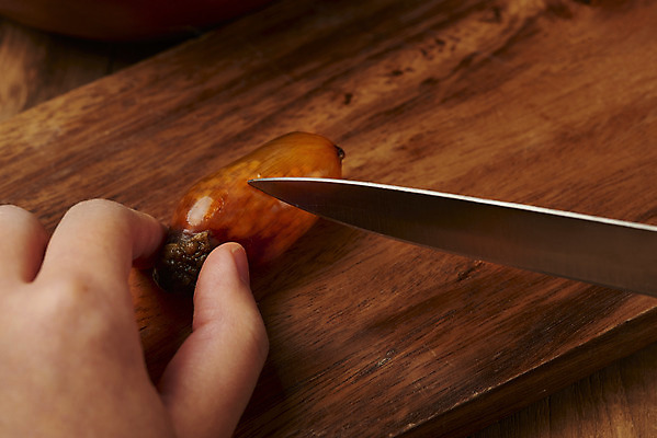 포토 JPG 스튜디오촬영 손 실내 근접촬영 신체부위 봄 잡기 해산물 식칼 손질 나무도마 미더덕 제철음식 국내포토 계절 음식 뷰포인트 모션 주방용품 도마 사람 내부 목재 수중동물 제철 파일형식