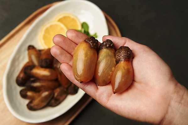 포토 JPG 스튜디오촬영 접시 손 검은배경 실내 들기 아웃포커스 신체부위 하이앵글 봄 레몬 해산물 나무쟁반 미더덕 애플민트 제철음식 국내포토 식기 계절 음식 뷰포인트 백그라운드 과일 모션 쟁반 촬영기법 사람 내부 목재 검은색 수중동물 민트 제철 파일형식