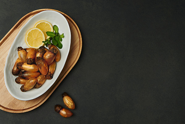 포토 JPG 스튜디오촬영 접시 검은배경 실내 사람없음 하이앵글 봄 레몬 해산물 나무도마 나무쟁반 미더덕 애플민트 플랫레이 제철음식 국내포토 식기 계절 음식 뷰포인트 백그라운드 과일 도마 쟁반 내부 목재 검은색 수중동물 플랫 민트 제철 파일형식