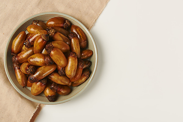 포토 JPG 스튜디오촬영 접시 실내 사람없음 하이앵글 봄 천 해산물 흰배경 미더덕 플랫레이 제철음식 국내포토 식기 계절 음식 뷰포인트 백그라운드 내부 수중동물 흰색 직물 플랫 제철 파일형식