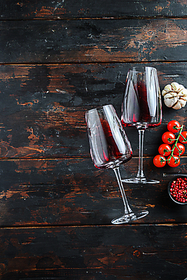 포토 JPG 해외이미지 와인잔 식재료 방울토마토 실내 마늘 사람없음 통후추 나무배경 해외포토 백그라운드 토마토 채소 술잔 내부 후추 파일형식