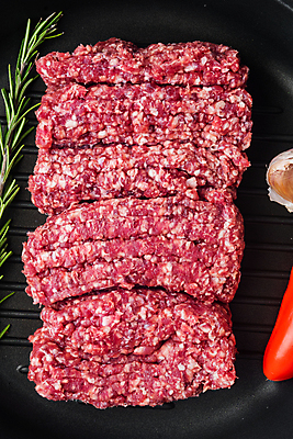 포토 JPG 해외이미지 식재료 고추 검은배경 실내 생고기 사람없음 소고기 로즈메리 다짐육 해외포토 백그라운드 채소 육류 내부 검은색 허브 파일형식