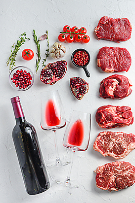 포토 JPG 해외이미지 그릇 토마토 와인잔 식재료 방울토마토 실내 마늘 생고기 사람없음 와인 소고기 흰배경 석류 로즈메리 통후추 해외포토 식기 백그라운드 채소 술잔 과일 주류 육류 내부 흰색 허브 후추 파일형식