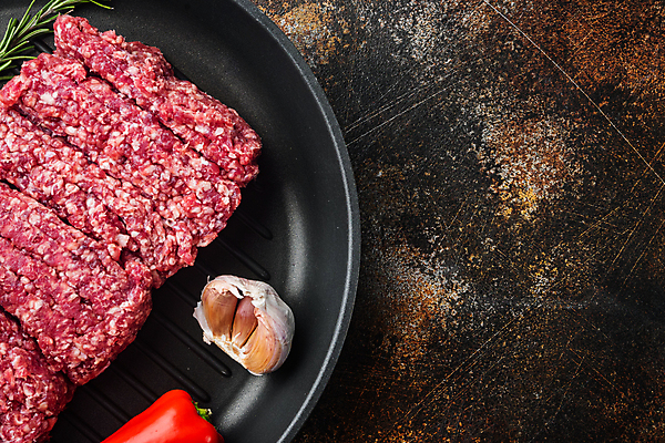 포토 JPG 해외이미지 식재료 고추 실내 마늘 생고기 사람없음 소고기 로즈메리 전기프라이팬 다짐육 나무배경 해외포토 백그라운드 채소 육류 내부 프라이팬 허브 파일형식