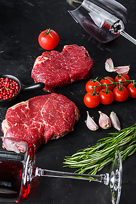 포토 JPG 해외이미지 와인잔 식재료 방울토마토 검은배경 실내 마늘 생고기 사람없음 소고기 로즈메리 통후추 해외포토 백그라운드 토마토 채소 술잔 육류 내부 검은색 허브 후추 파일형식