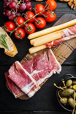 포토 JPG 해외이미지 식재료 방울토마토 실내 사람없음 바게트 햄 로즈메리 나무도마 나무배경 해외포토 빵 백그라운드 토마토 도마 육류 내부 목재 허브 파일형식