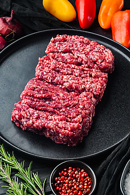 포토 JPG 해외이미지 접시 식재료 검은배경 파프리카 실내 생고기 사람없음 소고기 로즈메리 통후추 다짐육 해외포토 식기 백그라운드 채소 육류 내부 검은색 허브 후추 파일형식
