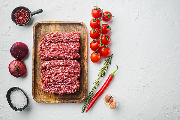 포토 JPG 해외이미지 그릇 식재료 방울토마토 고추 실내 마늘 생고기 사람없음 소고기 흰배경 소금 로즈메리 나무쟁반 통후추 다짐육 해외포토 식기 백그라운드 토마토 채소 쟁반 육류 내부 목재 흰색 허브 후추 파일형식