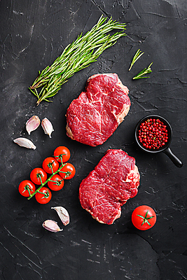 포토 JPG 해외이미지 토마토 식재료 방울토마토 검은배경 실내 마늘 생고기 사람없음 소고기 로즈메리 통후추 해외포토 백그라운드 채소 육류 내부 검은색 허브 후추 파일형식