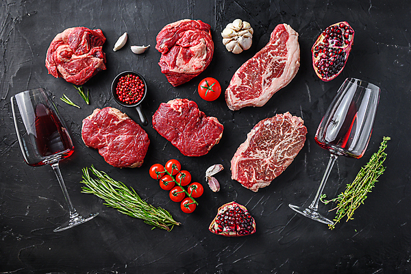 포토 JPG 해외이미지 토마토 와인잔 식재료 방울토마토 검은배경 실내 마늘 생고기 사람없음 소고기 석류 로즈메리 통후추 해외포토 백그라운드 채소 술잔 과일 육류 내부 검은색 허브 후추 파일형식