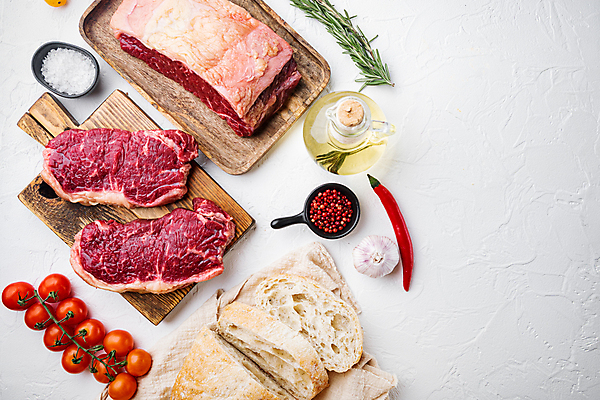 포토 JPG 해외이미지 그릇 빵 식재료 고추 실내 마늘 생고기 사람없음 소고기 올리브오일 흰배경 소금 석류 로즈메리 나무도마 나무쟁반 통후추 해외포토 식기 음식 백그라운드 채소 과일 도마 쟁반 육류 내부 목재 흰색 기름_음식 허브 후추 파일형식