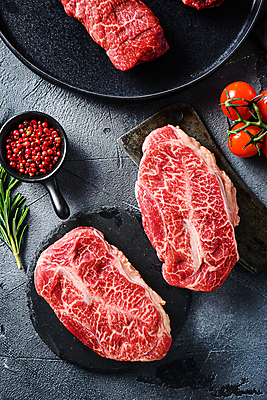 포토 JPG 해외이미지 식재료 방울토마토 검은배경 실내 생고기 사람없음 소고기 로즈메리 통후추 돌접시 해외포토 접시 백그라운드 토마토 육류 내부 검은색 허브 후추 파일형식