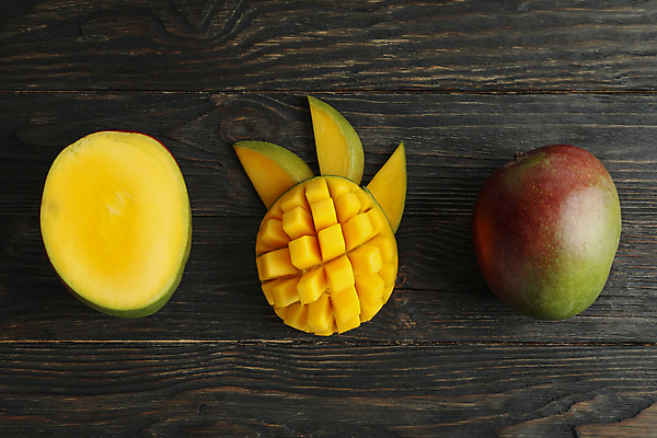 포토 JPG 해외이미지 검은배경 실내 사람없음 하이앵글 신선 달콤 열대과일 망고 맛있는 해외포토 뷰포인트 백그라운드 과일 내부 검은색 맛 파일형식
