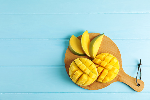 포토 JPG 해외이미지 실내 사람없음 하이앵글 신선 달콤 열대과일 파란배경 망고 나무도마 플랫레이 해외포토 뷰포인트 백그라운드 과일 도마 내부 목재 파란색 플랫 맛 파일형식