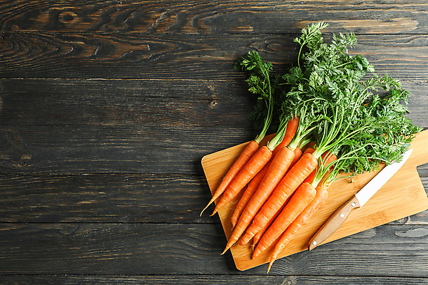 포토 JPG 해외이미지 사람없음 당근 식칼 나무도마 나무배경 해외포토 백그라운드 주방용품 뿌리채소 도마 목재 파일형식