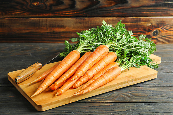 포토 JPG 해외이미지 사람없음 당근 식칼 나무도마 나무배경 해외포토 백그라운드 주방용품 뿌리채소 도마 목재 파일형식