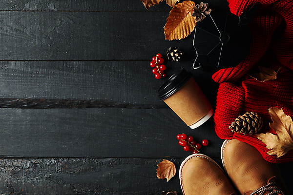 포토 JPG 해외이미지 열매 낙엽 검은배경 부츠 실내 사람없음 하이앵글 목도리 가을 커피포트 솔방울 테이크아웃컵 카피스페이스 해외포토 식물 잡화 계절 뷰포인트 백그라운드 신발 잎 주전자 내부 컵 검은색 공백 파일형식